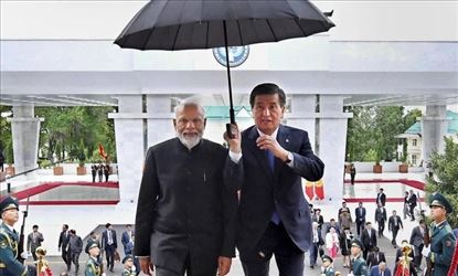 प्रधानमंत्री मोदी के लिए जब इन दो देशों के राष्ट्रपतियों ने खुद पकड़ लिया छाता